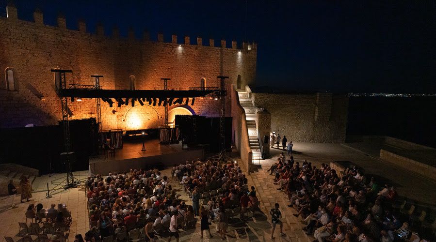 El actor Carlos Hipólito y dos Premios Nacionales de Teatro (Ana Zamora y Ricardo Iniesta) en el XXVII Festival de Teatro Clásico Castillo de Peñíscola