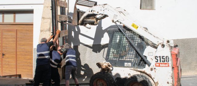 La brigada municipal de Morella munta les barreres del recinte taurí per a les festes de Sant Roc