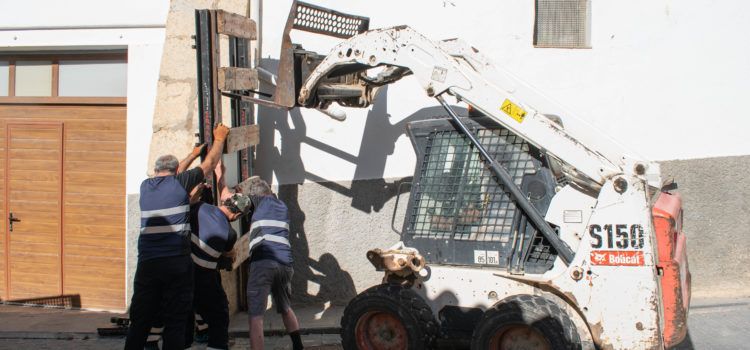 La brigada municipal de Morella munta les barreres del recinte taurí per a les festes de Sant Roc