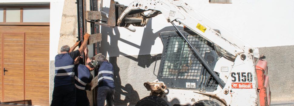 La brigada municipal de Morella munta les barreres del recinte taurí per a les festes de Sant Roc