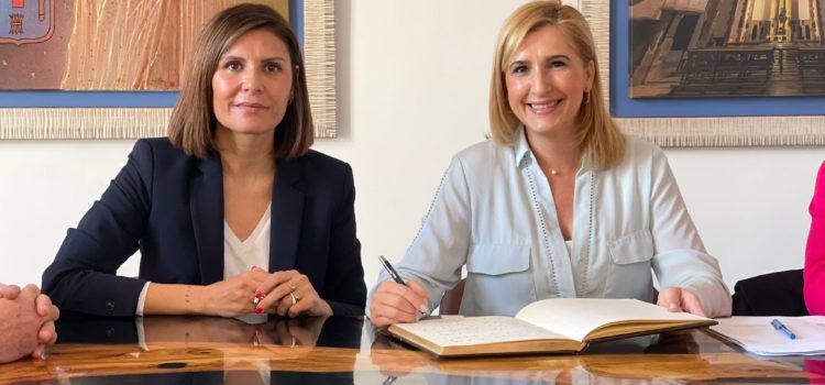 Salomé Pradas firma el contrato para iniciar las obras de emergencia para el abastecimiento de agua en Canet lo Roig, La Jana y Traiguera