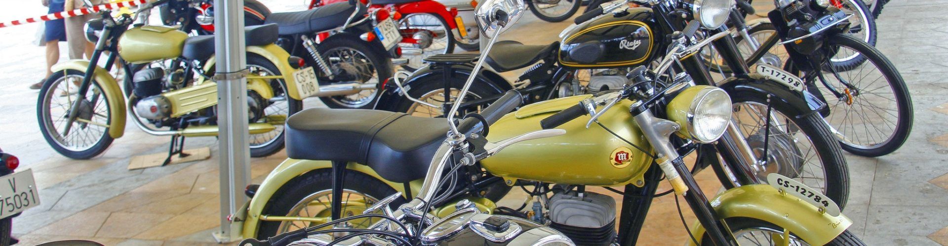 El Club Motor Clàssic de Vinaròs exhibe motos y coches antiguos en el paseo