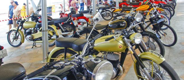 El Club Motor Clàssic de Vinaròs exhibe motos y coches antiguos en el paseo