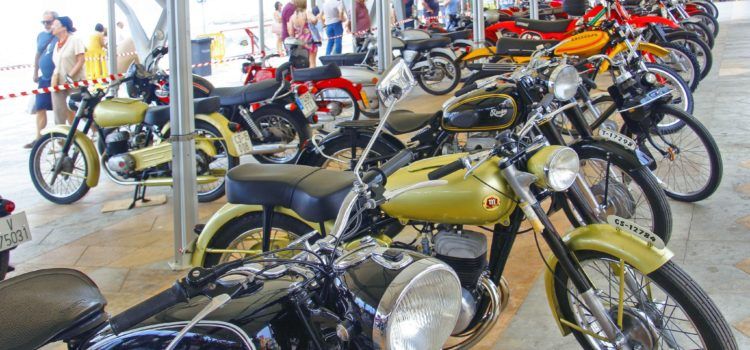 El Club Motor Clàssic de Vinaròs exhibe motos y coches antiguos en el paseo