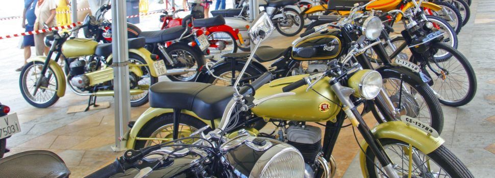 El Club Motor Clàssic de Vinaròs exhibe motos y coches antiguos en el paseo