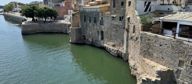 Finalitzen a Amposta les tasques de neteja de la façana fluvial