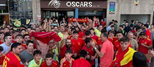 El passeig marítim de Vinaròs viu la celebració de la victòria contra Alemània