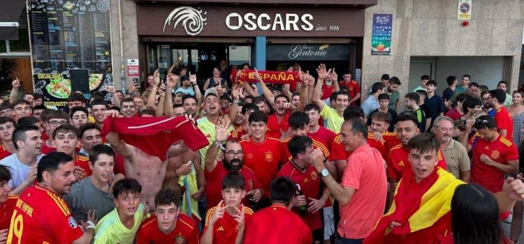 El passeig marítim de Vinaròs viu la celebració de la victòria contra Alemània
