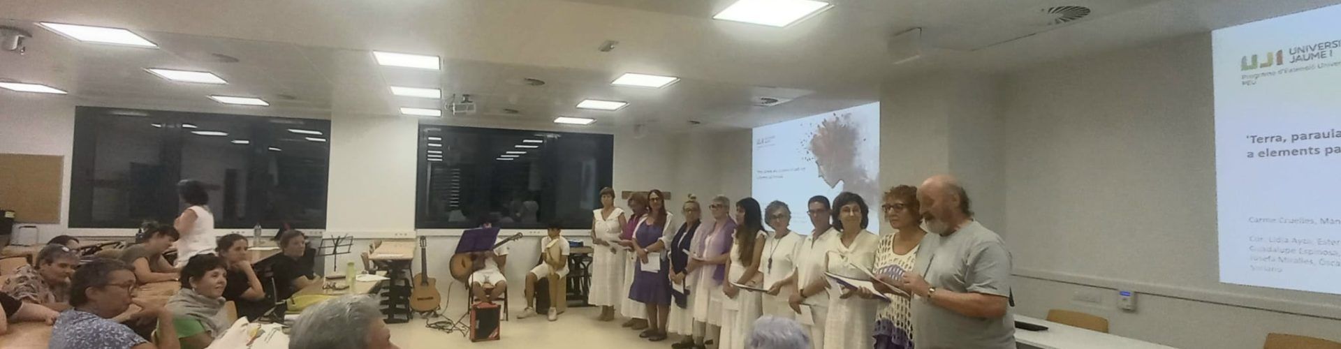Actuació a la UJI de Castelló del cor de dones Cantant a la terra