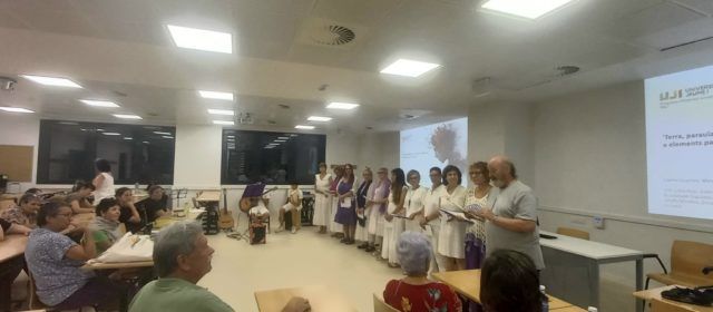 Actuació a la UJI de Castelló del cor de dones Cantant a la terra