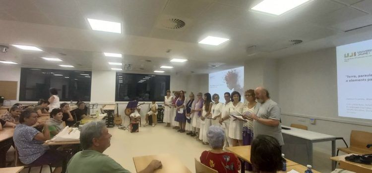 Actuació a la UJI de Castelló del cor de dones Cantant a la terra