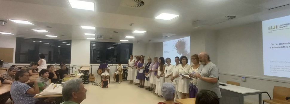 Actuació a la UJI de Castelló del cor de dones Cantant a la terra