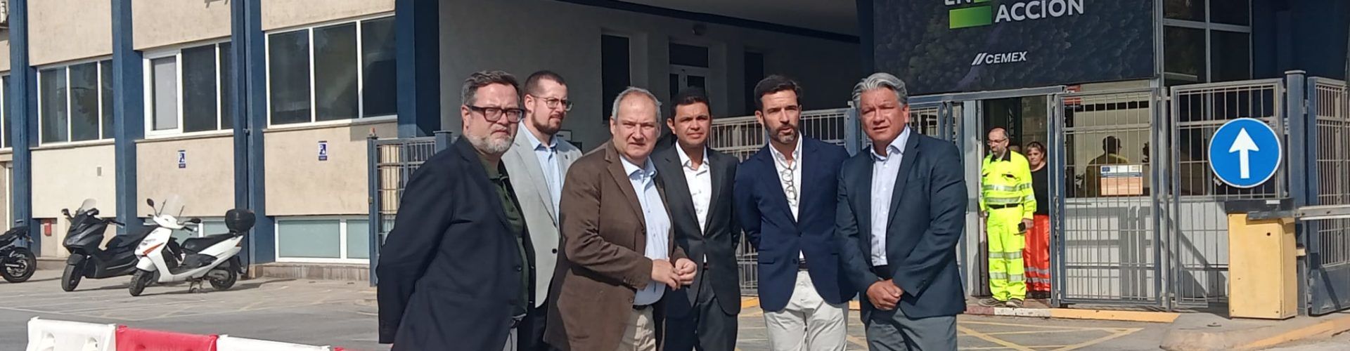 Visita del ministro Jordi Hereu a Cemex en Alcanar, que ha obtenido 3 millones de euros de subvención para mejorar su eficiencia energética