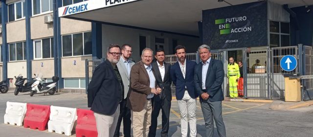 Visita del ministro Jordi Hereu a Cemex en Alcanar, que ha obtenido 3 millones de euros de subvención para mejorar su eficiencia energética