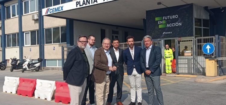 Visita del ministro Jordi Hereu a Cemex en Alcanar, que ha obtenido 3 millones de euros de subvención para mejorar su eficiencia energética