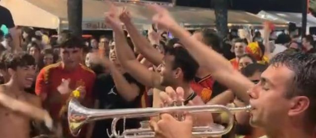 La joventut vinarossenca celebra la victòria espanyola davant França