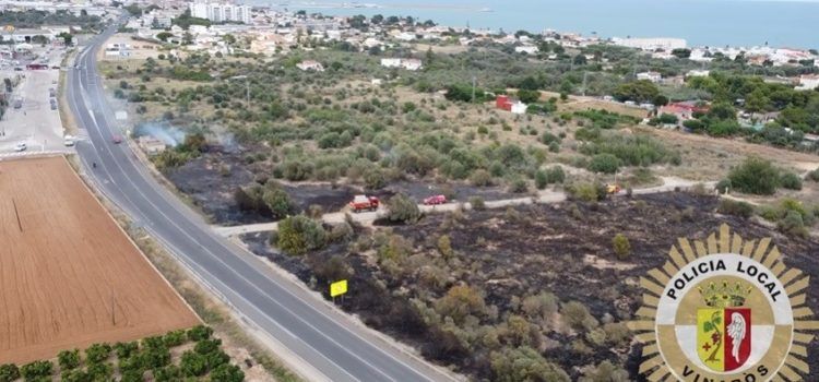 Un incendio frente al Portal del Mediterráneo cortó la N-340a
