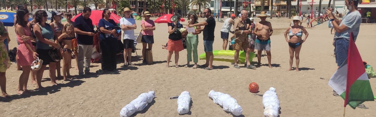 El grup en suport de Palestina recorda a la platja del Fortí els xiquets assassinats a Gaza