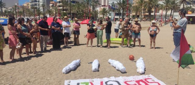 El grup en suport de Palestina recorda a la platja del Fortí els xiquets assassinats a Gaza