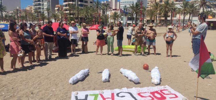 El grup en suport de Palestina recorda a la platja del Fortí els xiquets assassinats a Gaza