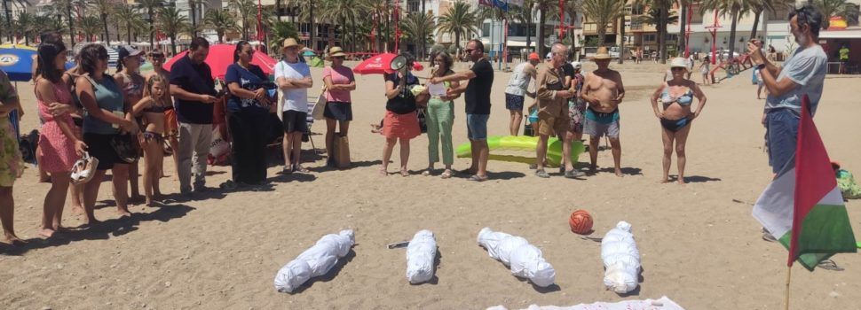 El grup en suport de Palestina recorda a la platja del Fortí els xiquets assassinats a Gaza