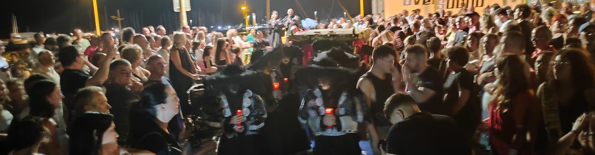Un singular final del Summer Carnaval amb Qelart escenificant l’enterrament del Carnestoltes