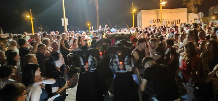 Un singular final del Summer Carnaval amb Qelart escenificant l’enterrament del Carnestoltes