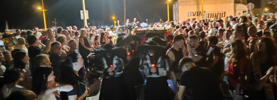 Un singular final del Summer Carnaval amb Qelart escenificant l’enterrament del Carnestoltes