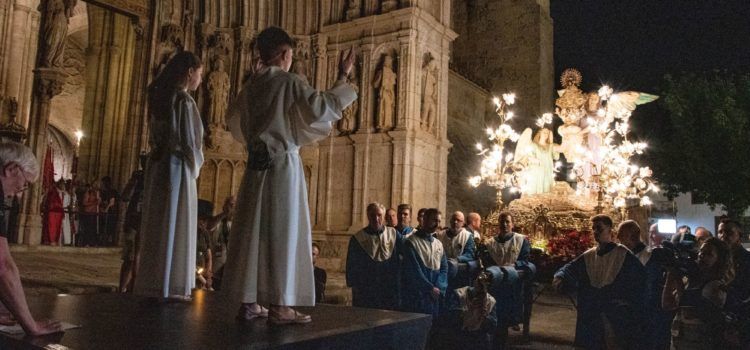 Més de 2.000 persones acompanyen la patrona de Morella durant els 20 quilòmetres que separen el santuari del poble