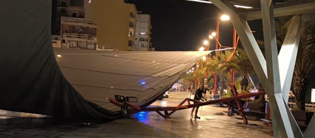 L’Ajuntament retira el tendall que la tempesta tombà al passeig de Colón