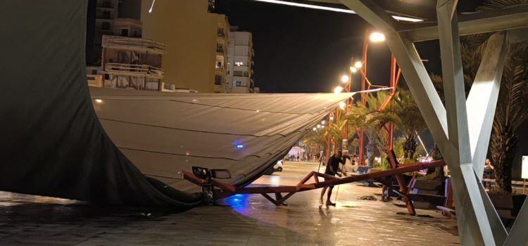 L’Ajuntament retira el tendall que la tempesta tombà al passeig de Colón