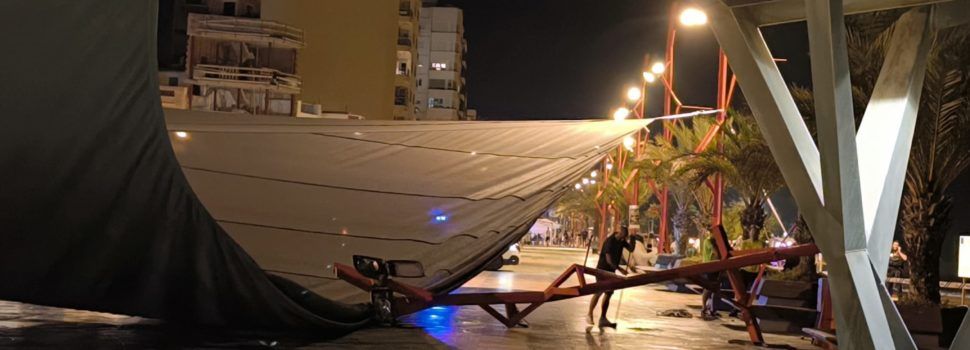 L’Ajuntament retira el tendall que la tempesta tombà al passeig de Colón