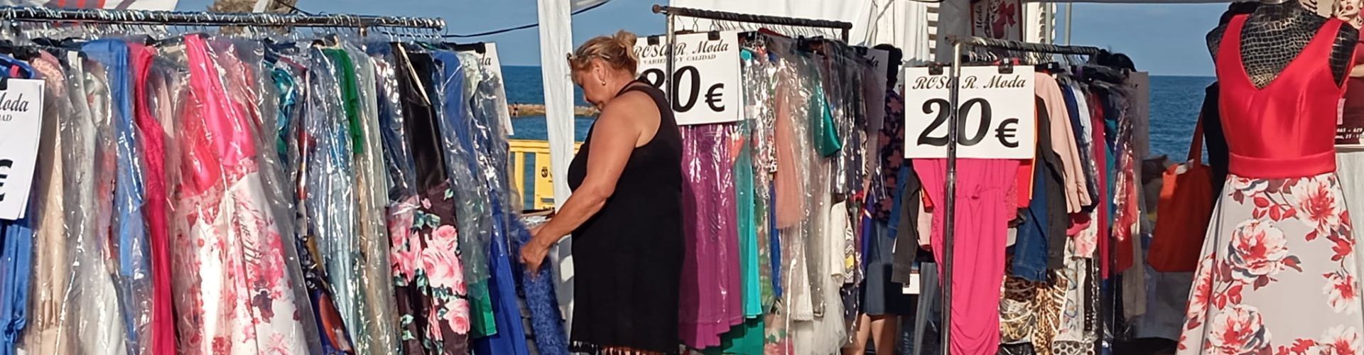 Noche de compras en el paseo marítimo de Vinaròs