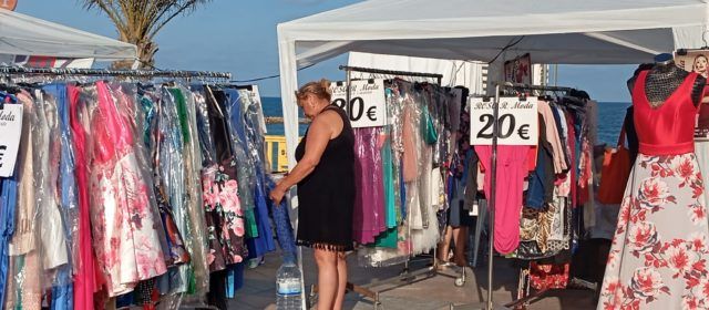 Noche de compras en el paseo marítimo de Vinaròs