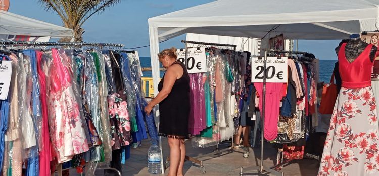 Noche de compras en el paseo marítimo de Vinaròs