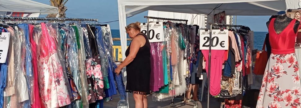 Noche de compras en el paseo marítimo de Vinaròs