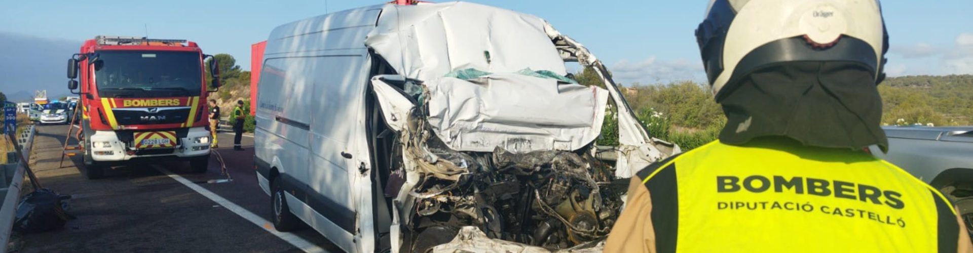 Un fallecido al colisionar una furgoneta y un camión en la AP-7 en Alcalà de Xivert