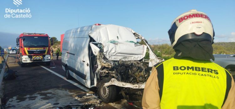 Un fallecido al colisionar una furgoneta y un camión en la AP-7 en Alcalà de Xivert