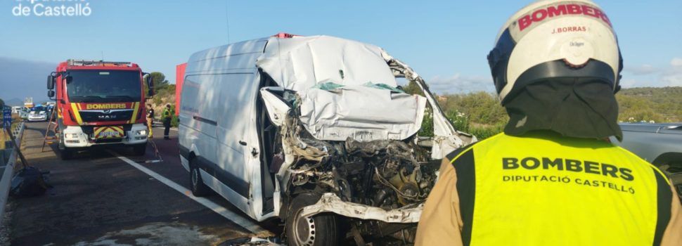 Un fallecido al colisionar una furgoneta y un camión en la AP-7 en Alcalà de Xivert
