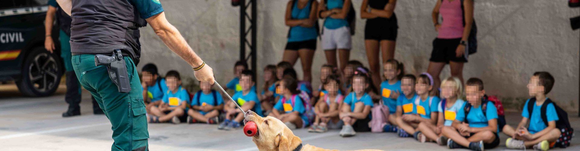 Un grupo de niños visita las instalaciones de la Guardia civil en el acuartelamiento de Tortosa