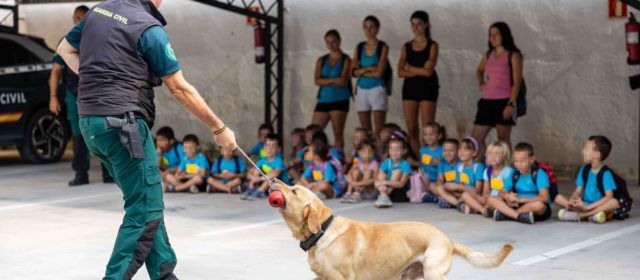 Un grupo de niños visita las instalaciones de la Guardia civil en el acuartelamiento de Tortosa