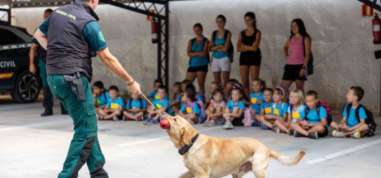 Un grupo de niños visita las instalaciones de la Guardia civil en el acuartelamiento de Tortosa