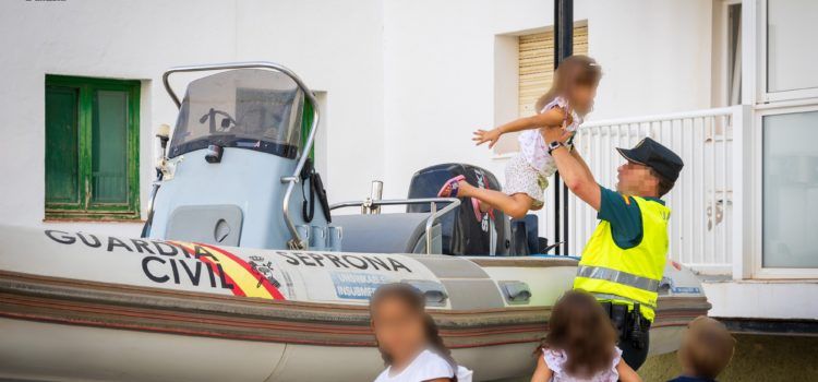 Exhibición de medios humanos y materiales de la Guardia Civil en La Ràpita