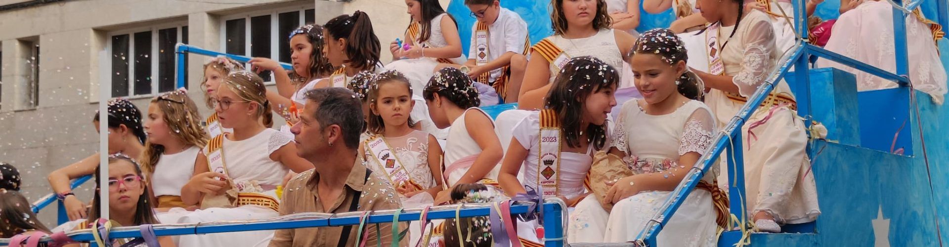 Desfilada de carrosses a les festes d’Amposta
