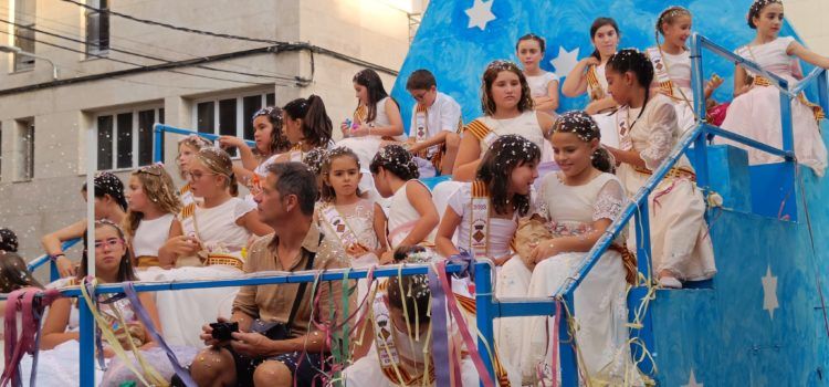 Desfilada de carrosses a les festes d’Amposta