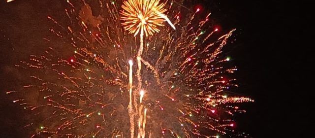 Fi de festes a Amposta amb castell de focs