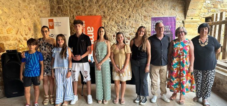 Més de 200 xiquets, xiquetes i joves participen al XVI Concurs Literari i Fotogràfic Carles Salvador