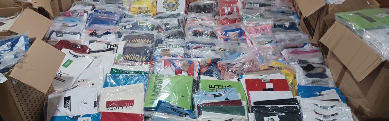 La Policia Local Peníscola es confisca de 1500 samarretes del “top manta” en els primers dies d’agost