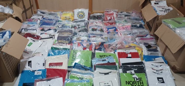 La Policia Local Peníscola es confisca de 1500 samarretes del “top manta” en els primers dies d’agost