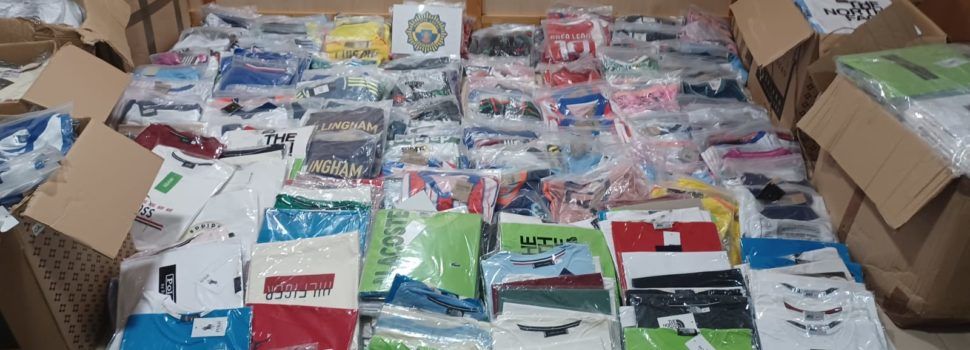 La Policia Local Peníscola es confisca de 1500 samarretes del “top manta” en els primers dies d’agost